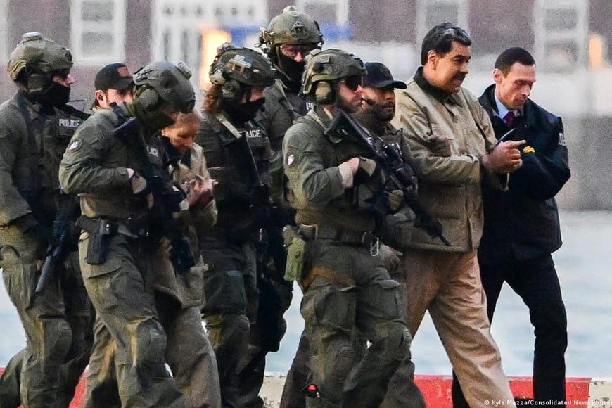 Escoltado por agentes de seguridad fuertemente armados, Nicolás Maduro es llevado a la audiencia judicial en Nueva York. Con el ex jerarca venezolano, Estados Unidos aplica la doctrina Ker-Frisbie: "mal capturado pero bien juzgado".