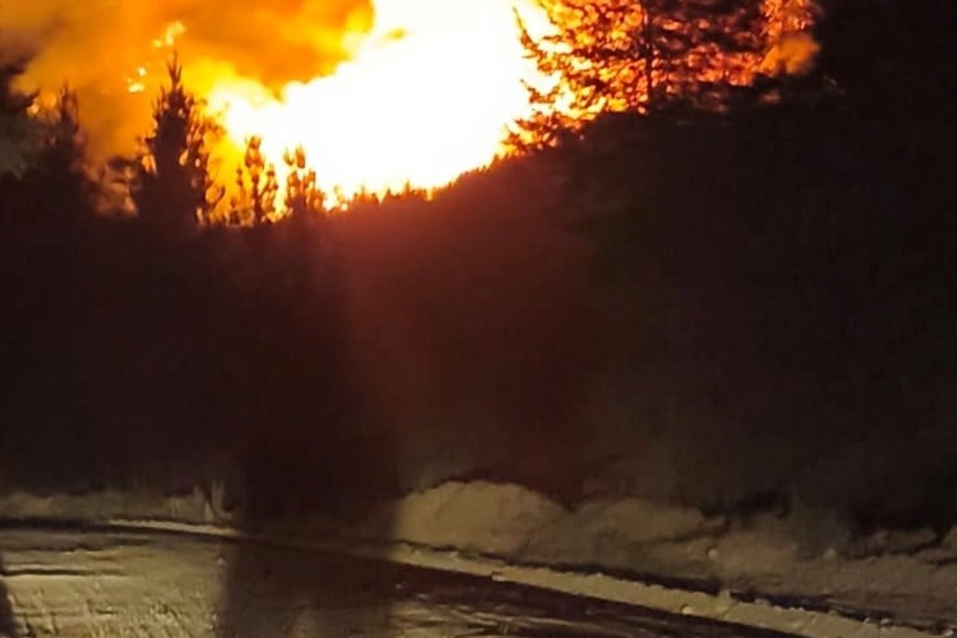 El avance del fuego obligó a que más de 3.000 turistas y residentes fueran evacuados