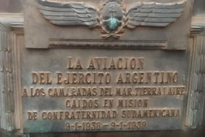 Esta placa recuerda a las víctimas. Foto: Cancillería de la Nación