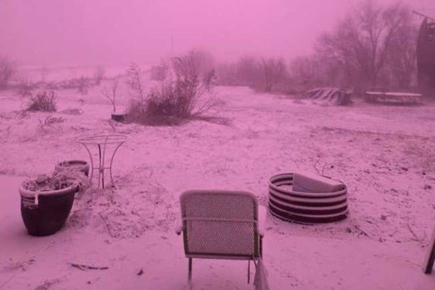 Iowa bajo la nieve y con cielo rosa.