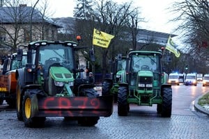 Agricultores franceses bloquean París en protesta contra el tratado UE-Mercosur. Crédito: Reuters.