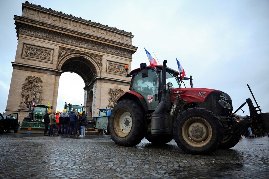 Tractors are parked in front of the Arc de Triomphe as French farmers protest against the government's handling of the EU-Mercosur free trade agreement and the handling of the lumpy skin disease outbreak, in Paris, France January 8, 2026. REUTERS/Sarah Meyssonnier