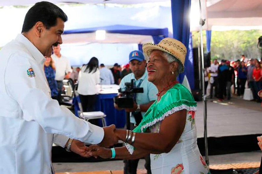 Otros tiempos. Nicolás Maduro bailando en su país el joropo llanero, baile tradicional venezolano.