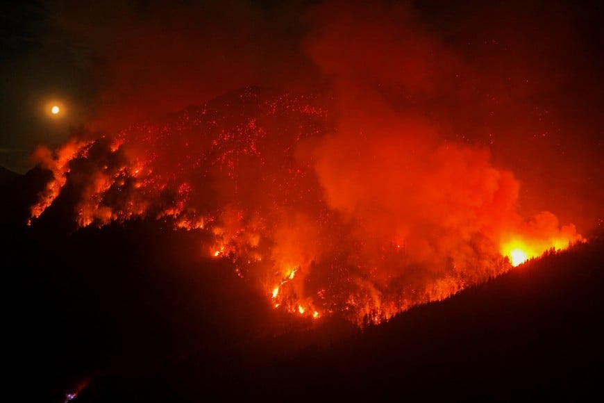A drone view shows smoke and flames rising from trees as a wildfire develops, in El Hoyo, in the Patagonian province of Chubut, Argentina January 7, 2026. REUTERS/Maxi Jonas