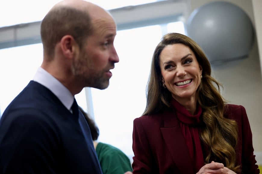 Britain's Catherine, Princess of Wales looks at  Prince William, Prince of Wales during a visit to the therapy gym at Charing Cross Hospital, in London, Britain, January 8, 2026. REUTERS/Isabel Infantes/Pool