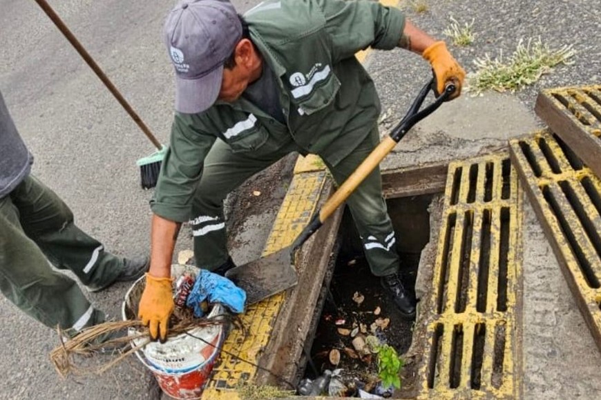 Por el alerta meteorológico, la Municipalidad de Santa Fe refuerza la limpieza de desagües