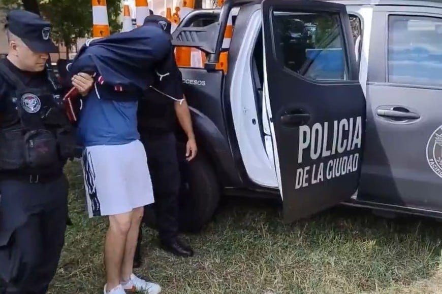 Operativo policial en plena General Paz tras la detección del vehículo robado.