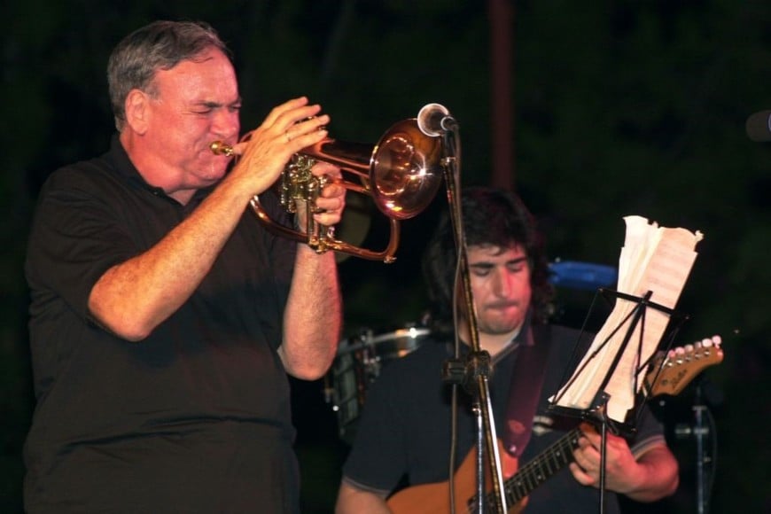 Roberto “Fats” Fernández actuando en el Festival de Jazz de Santa Fe en 2000, cuando todavía se realizaba en el Anfiteatro del Parque del Sur.