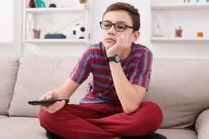 "No hace más que quejarse porque está aburrido”.