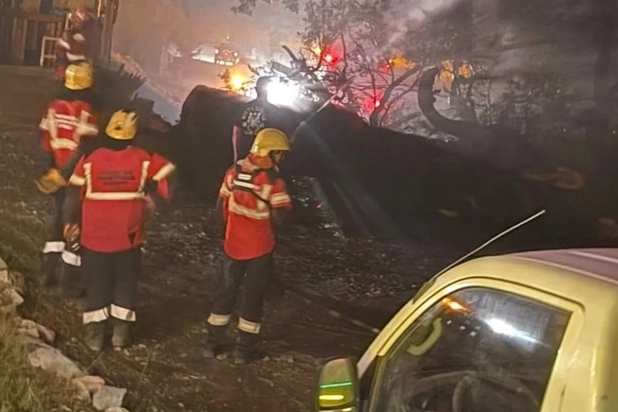 Vialidad Nacional dispuso un corte total preventivo ante la cercanía de las llamas.