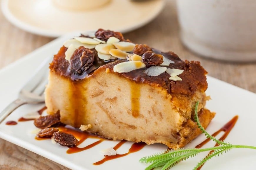 En algunas recetas se incluye caramelo para realzar el sabor y facilitar el desmoldeo.