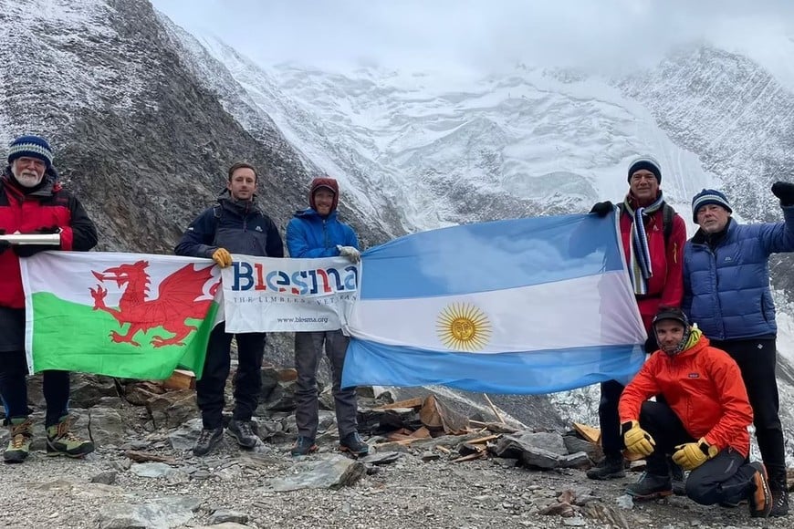 La celeste y blanca, presente en el “Techo de América”. Crédito: peaks4peace.org