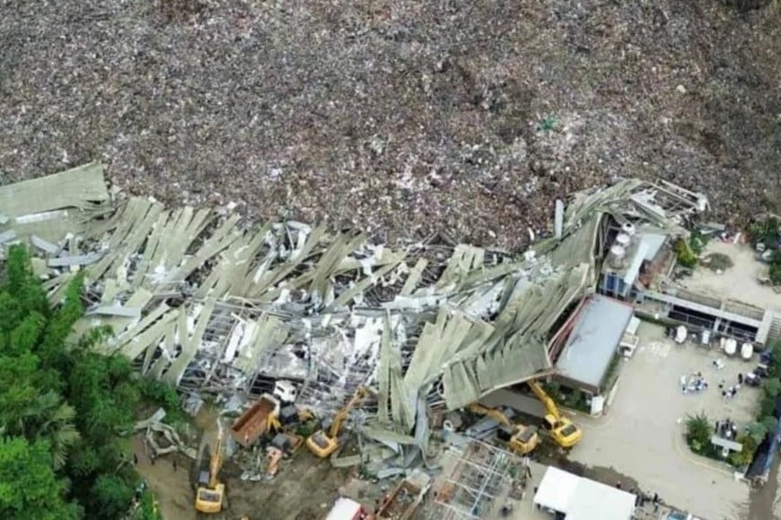 Vista área del derrumbe en el vertedero de Binaliw este viernes.