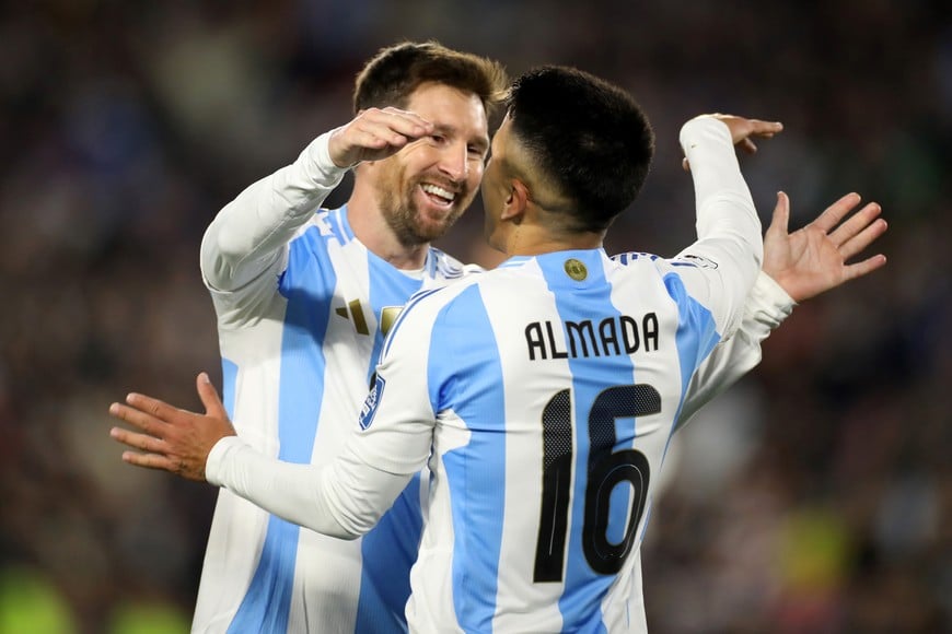 (250905) -- BUENOS AIRES, 5 septiembre, 2025 (Xinhua) -- Imagen del 4 de septiembre de 2025 del jugador Lionel Messi (i), de Argentina, festejando su anotación junto a su compañero Thiago Almada (d), durante el partido ante Venezuela correspondiente a las Eliminatorias Sudamericanas para el Mundial de Estados Unidos, México y Canadá 2026, celebrado en el Estadio Monumental, en la ciudad de Buenos Aires, capital de Argentina. (Xinhua/Martín Zabala) (mz) (rtg) (ra) (vf)