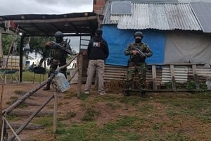 Un momento del allanamiento concretaron por agentes de la PDI en la isla. Foto: Gentileza