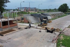 Uno de los trabajos en Santa Fe es la remodelación de la pista de atletismo del Card más la construcción de tribunas de cemento exigidas por la organización. Foto: Gobierno de Santa Fe.