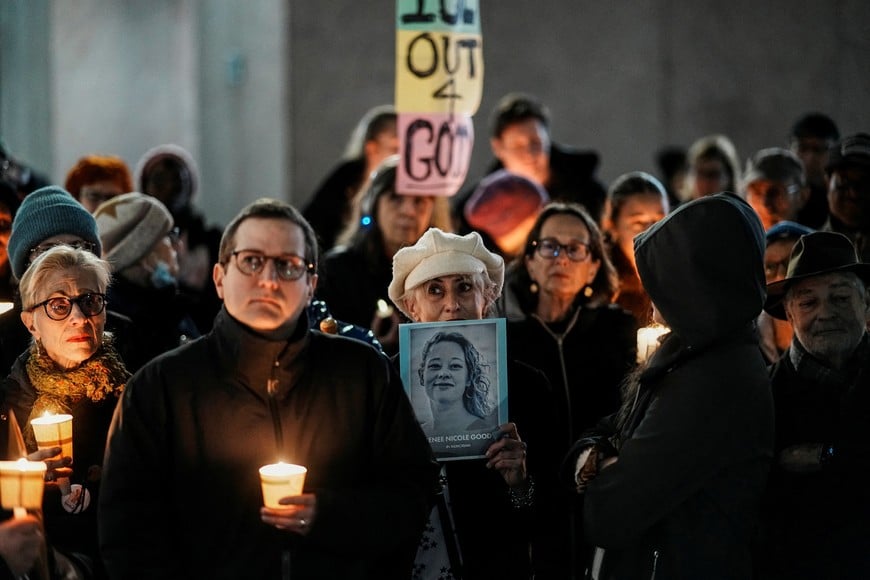 People take part in a vigil after a U.S. immigration agent shot and killed 37-year-old Renee Nicole Good in her car in Minneapolis, in New York City, U.S., January 9, 2026. REUTERS/Eduardo Munoz