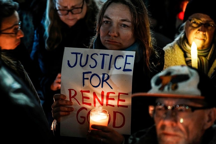 People take part in a vigil after a U.S. immigration agent shot and killed 37-year-old Renee Nicole Good in her car in Minneapolis, in New York City, U.S., January 9, 2026. REUTERS/Eduardo Munoz