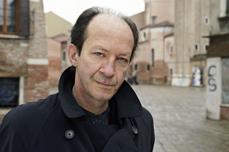 Giorgio Agamben (83 años), filósofo italiano de renombre internacional, miembro de una familia veneciana de origen armenio. En su obra confluyen estudios literarios, lingüísticos, estéticos y políticos, bajo la determinación filosófica de investigar la presente situación metafísica en Occidente y su posible salida en las circunstancias actuales.