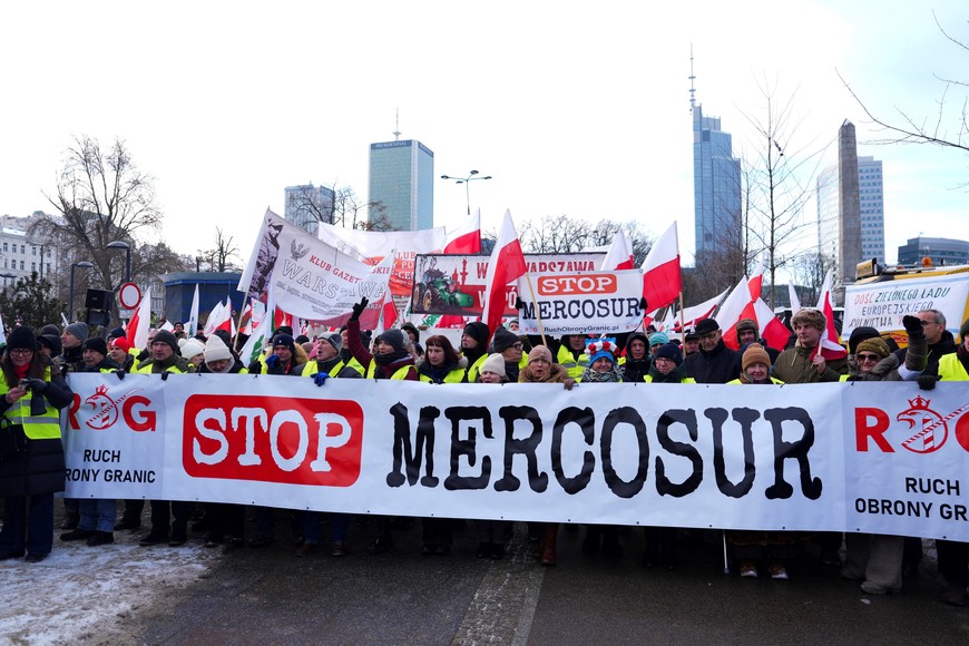 Demonstrators hold a banner, as Polish farmers protest against the Mercosur trade deal in the center of Warsaw, Poland, January 9, 2026. REUTERS/Aleksandra Szmigiel