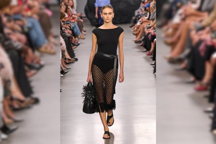 Combina tu bodysuit con falda midi para un estilo elegante y veraniego.