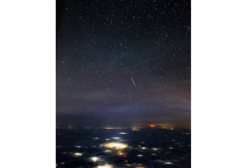 Así se ve desde un avión la lluvia de meteoros más brillante del año: las Gemínidas.