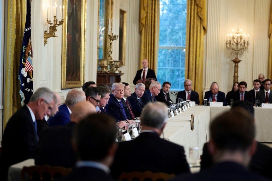 U.S. President Donald Trump, and Secretary of State Marco Rubio attend a meeting with oil industry executives, at the White House in Washington, D.C., U.S., January 9, 2026. REUTERS/Evelyn Hockstein