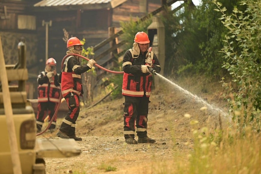 Brigadistas  trabajan sin descanso para contener los incendios. Foto: Gobierno de Chubut