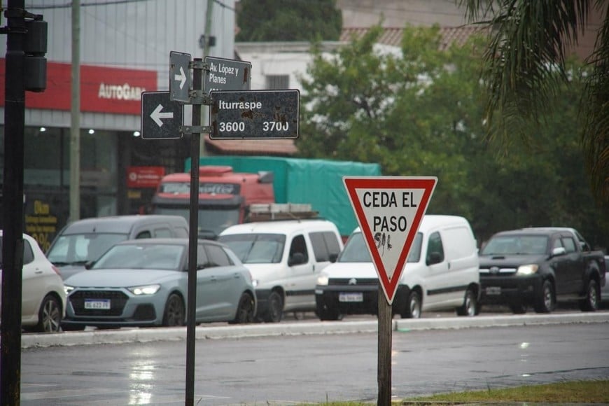 Tránsito en López y Planes e Iturraspe. Foto: Fernando Nicola