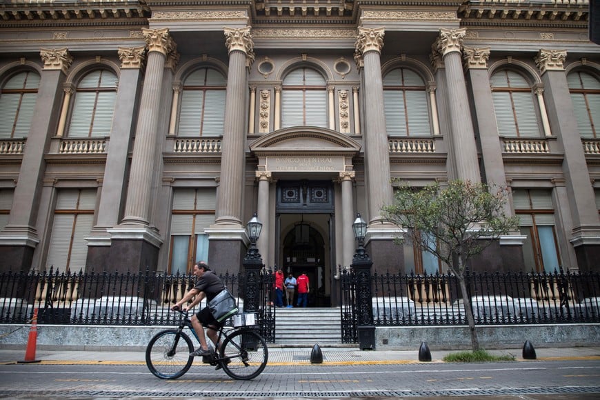 (260107) -- BUENOS AIRES, 7 enero, 2026 (Xinhua) -- Un hombre circula en una bicicleta frente a la sede del Banco Central de la República Argentina (BCRA), en la ciudad de Buenos Aires, capital de Argentina, el 7 de enero de 2026. El BCRA anunció el miércoles que concertó con seis bancos internacionales CENTRAL BANK . (Xinhua/Martín Zabala) (mz) (ah) (vf)