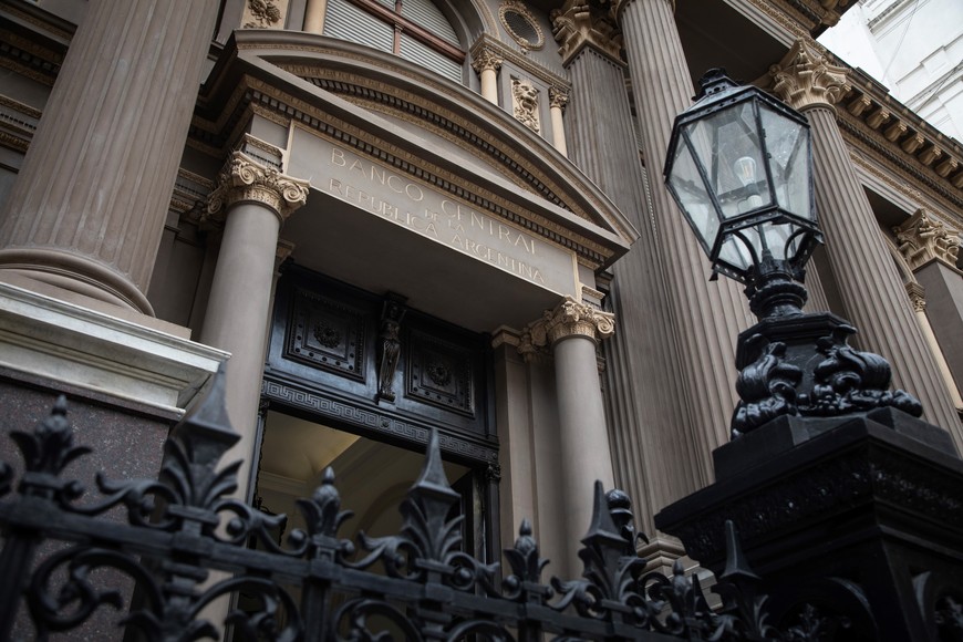 (260107) -- BUENOS AIRES, 7 enero, 2026 (Xinhua) -- Imagen del 7 de enero de 2026 de la sede del Banco Central de la República Argentina (BCRA), en la ciudad de Buenos Aires, capital de Argentina. El BCRA anunció el miércoles que concertó con seis bancos internacionales una nueva operación financiera CENTRAL BANK . (Xinhua/Martín Zabala) (mz) (ah) (vf)