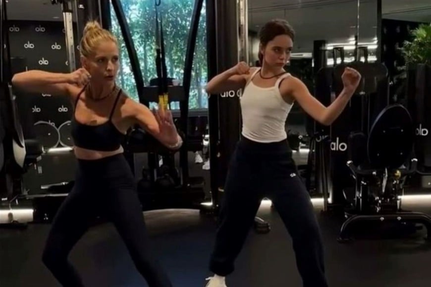 La actriz Sarah Michelle Gellar, intérprete de la cazavampiros Buffy Summers, entrenando junto a la juvenil Ryan Kiera Armstrong, la cazadora de la nueva generación
