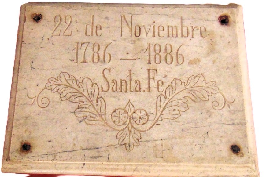 Cara superior de la piedra basal del Monumento a López (1886). Parte de la Colección del Museo Histórico Provincial de Santa Fe Brigadier Estanislao López.