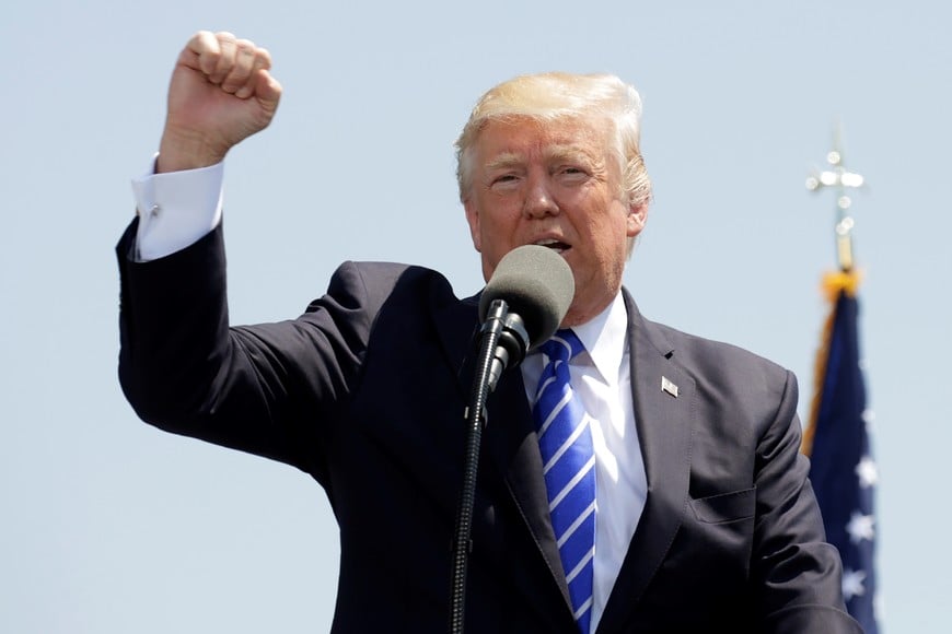 President Donald Trump pumps his fist as he addresses the graduating class of the U.S. Coast Guard Academy during commencement ceremonies in New London, Connecticut, U.S. May 17, 2017. REUTERS/Kevin Lamarque  TPX IMAGES OF THE DAY
== FOR NEWSPAPERS, INTERNET, TELCOS & TELEVISION USE ONLY == eeuu Connecticut donald trump presidente de eeuu en ceremonia de graduación de la Academia de la Guardia Costera en Connecticut