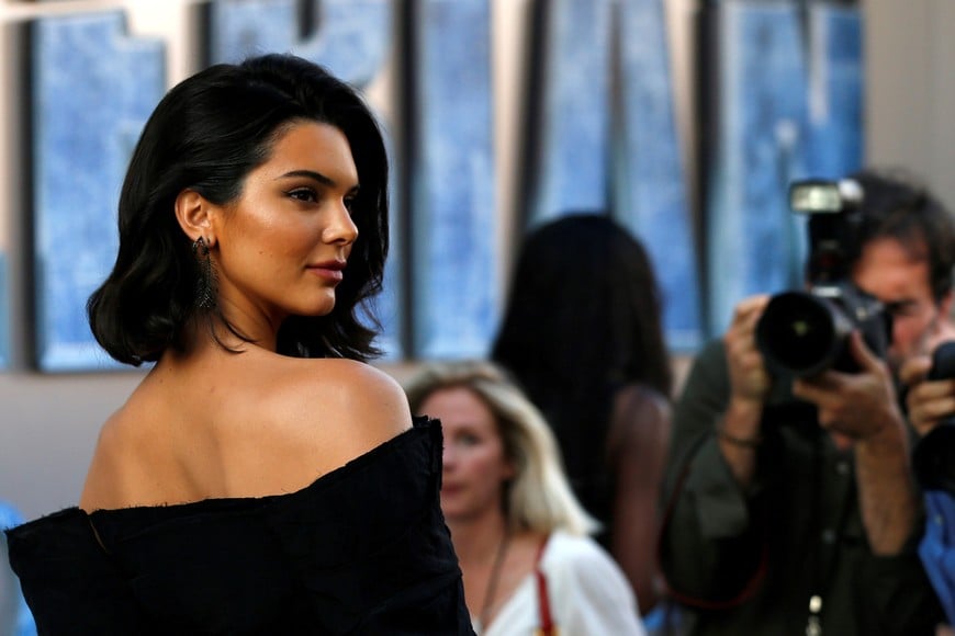 Model Kendall Jenner poses at the premiere of "Valerian and the City of a Thousand Planets" in Los Angeles, California, U.S., July 17, 2017. REUTERS/Mario Anzuoni eeuu Kendall Jenner premier nueva pelicula estreno cine pelicula invitados