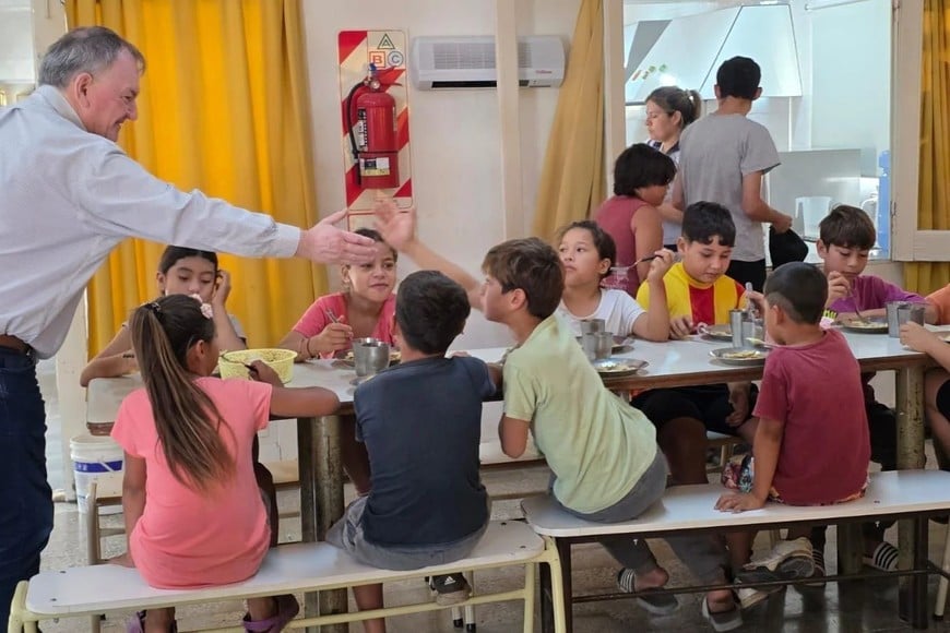 El senador provincial vistió instituciones y se reunió con autoridades locales.