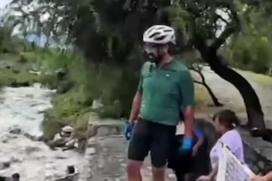 La repentina suba del caudal sorprendió a las turistas en una zona recreativa.