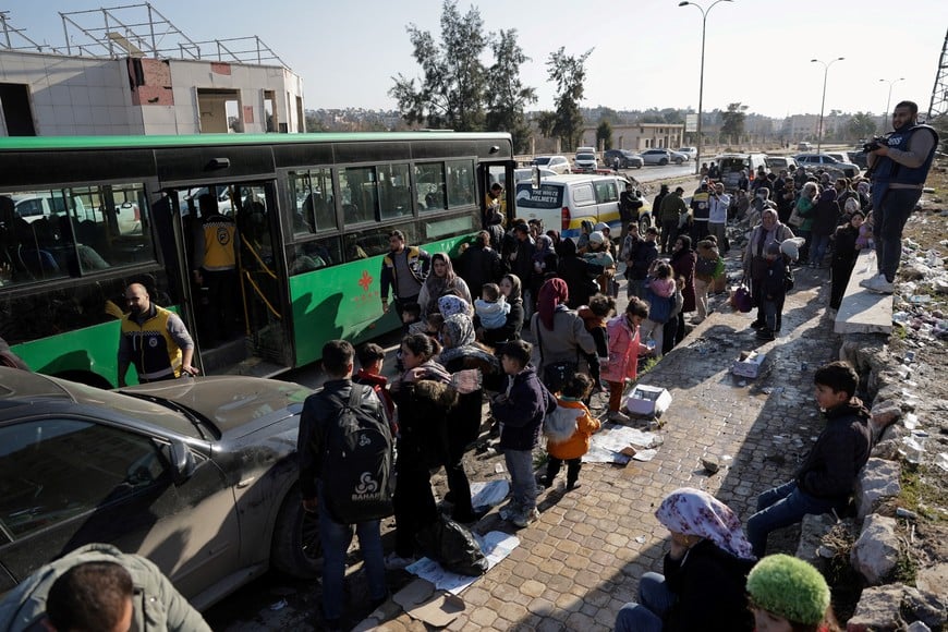 People evacuate from Sheikh Maksoud neighbourhood following the collapse of an agreement between the Syrian government and the Syrian Democratic Forces (SDF), in Aleppo, Syria, January 10, 2026. REUTERS/Khalil Ashawi