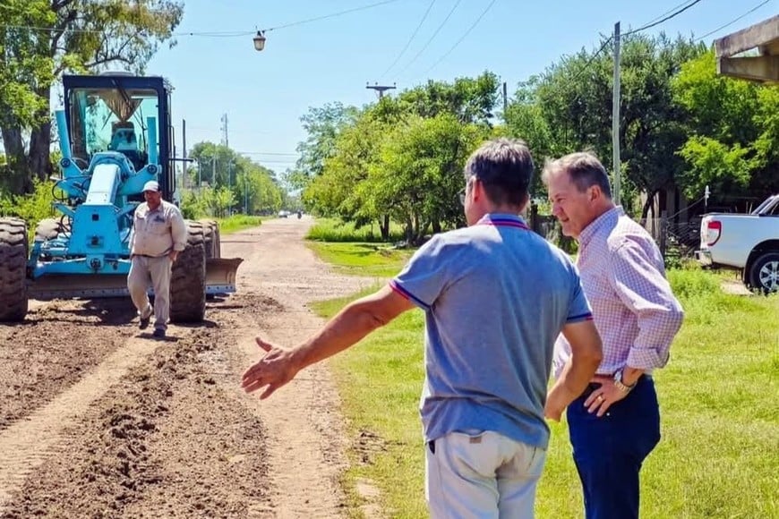 El intendente Marcelo Andreychuk, junto a sus funcionarios, supervisan el desarrollo de los trabajos en la cabecera departamental.