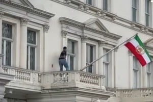 Un hombre trepó a la embajada de Irán y reemplazó la bandera oficial.