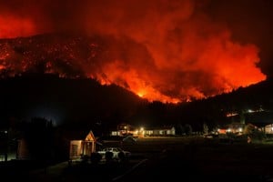 Brigadistas combaten las llamas en una de las zonas afectadas por los incendios.