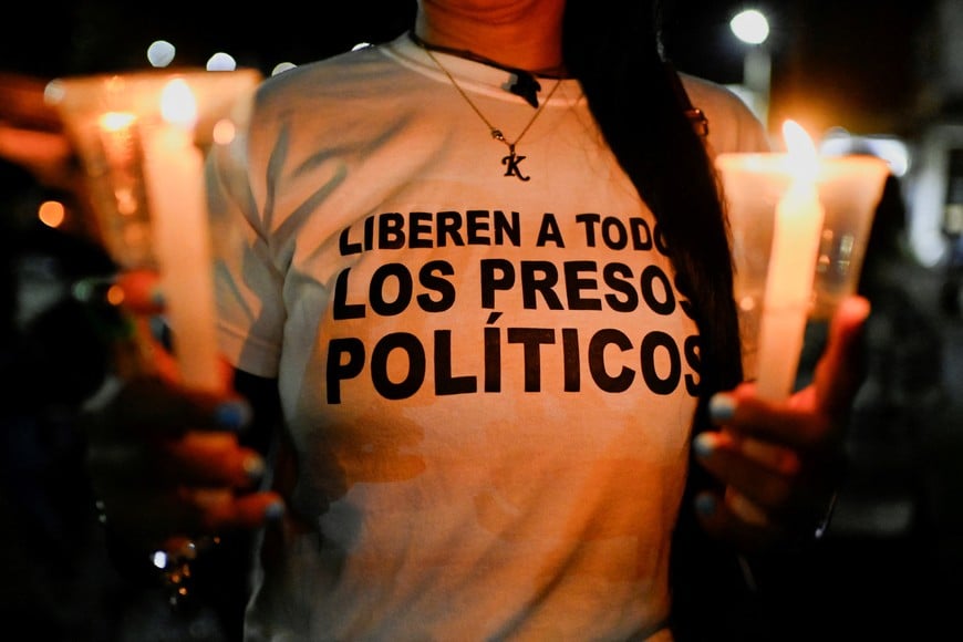 A woman wears a shirt with the phrase "Free all political prisoners" printed on it, as she takes part in a vigil asking for the release of their loved ones outside the El Rodeo prison, after Venezuela's National Assembly President Jorge Rodriguez announced that a number of both foreign and Venezuelan prisoners will be freed, in El Rodeo, Guatire, Miranda state, Venezuela January 9, 2026. REUTERS/Maxwell Briceno