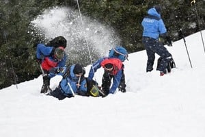 El hombre estaba esquiando junto a un grupo cuando ocurrió el incidente.
