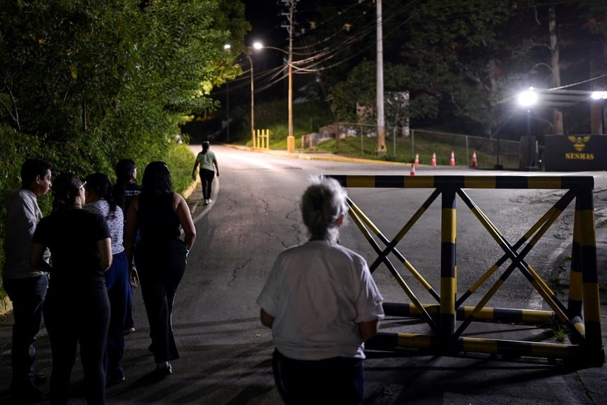 Family members wait outside the El Rodeo jail, as Venezuela's government begins releasing some detainees, with the freeing of political prisoners marking a move long demanded by human rights groups, international bodies and opposition leaders, in El Rodeo, Guatire, Miranda state, Venezuela, January 10, 2026. REUTERS/Gaby Oraa