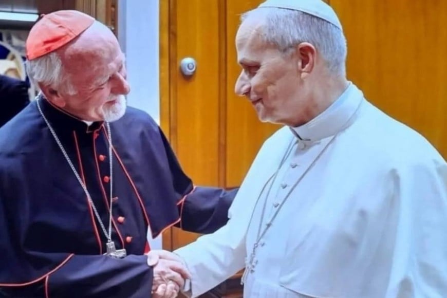 El cardenal argentino le regaló al Pontífice un poncho con los colores de la bandera nacional.