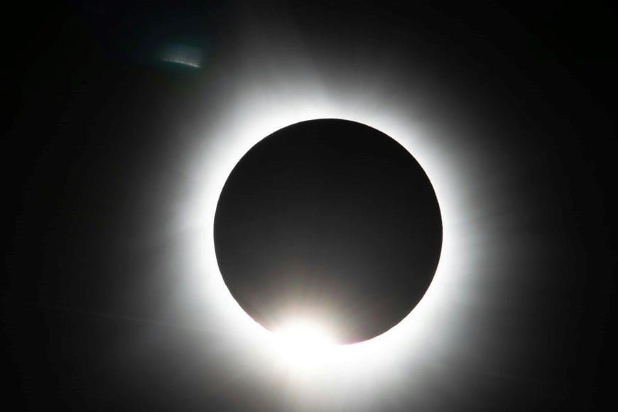 Los eclipses solares ocurren cuando la Luna se interpone entre la Tierra y el Sol