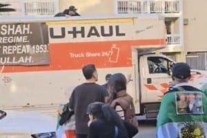 Al menos tres personas resultaron heridas.