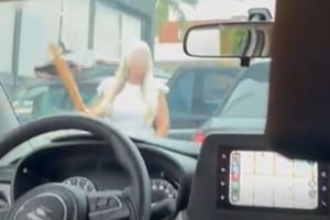 En pleno embotellamiento, una mujer  bajó de una Audi y encaró con un bate a un automovilista