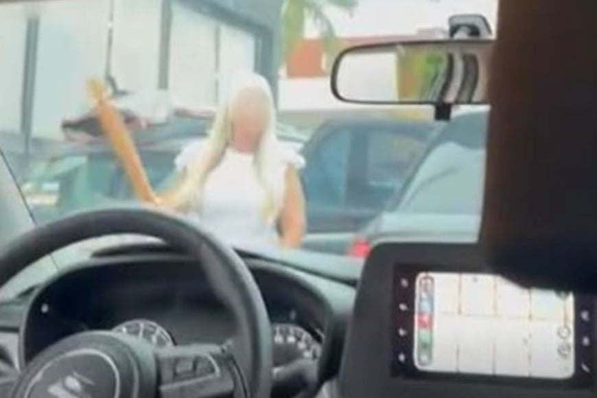 En pleno embotellamiento, una mujer  bajó de una Audi y encaró con un bate a un automovilista
