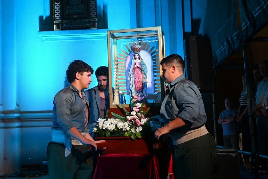 Voluntarios y organizadores coordinan la logística para garantizar seguridad y servicios.